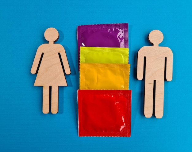 Foto preservativi statuine in legno mezzi di protezione contraccettiva per donne e uomini