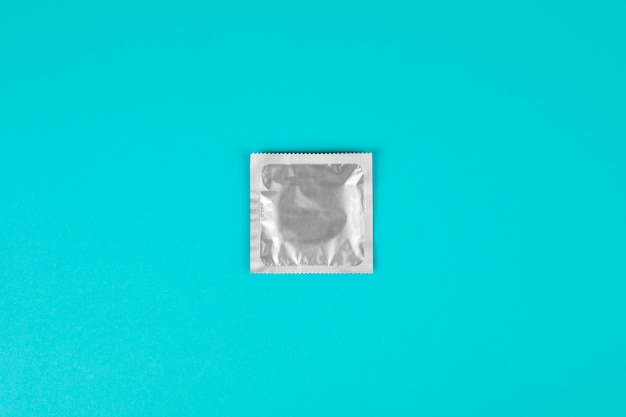 Condoom op een blauwe achtergrond Het concept van veilige seks