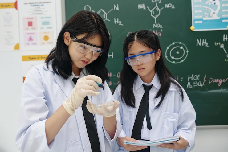 Photo 研究室で科学実験を集中して行う
