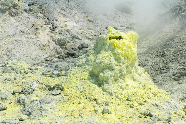 Foto cono di zolfo si deposita attorno ad una fumarola in un campo solfatarico