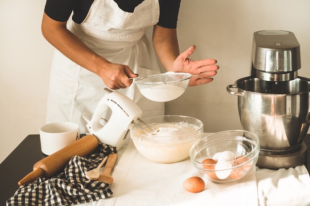 La ragazza del confettiere sta preparando una torta