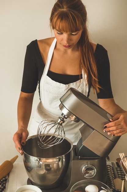 Ragazza del confettiere che prepara una torta