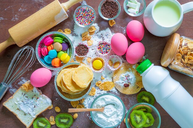 Attrezzatura per pasticceria e torte ciotole con gli ingredienti necessari per cuocere cupcakes colorati