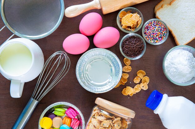 Dolciumi e attrezzature per torte ciotole con gli ingredienti necessari per la cottura di cupcakes colorati