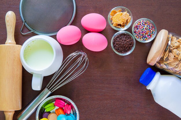 Dolciumi e attrezzature per torte ciotole con gli ingredienti necessari per la cottura di cupcakes colorati