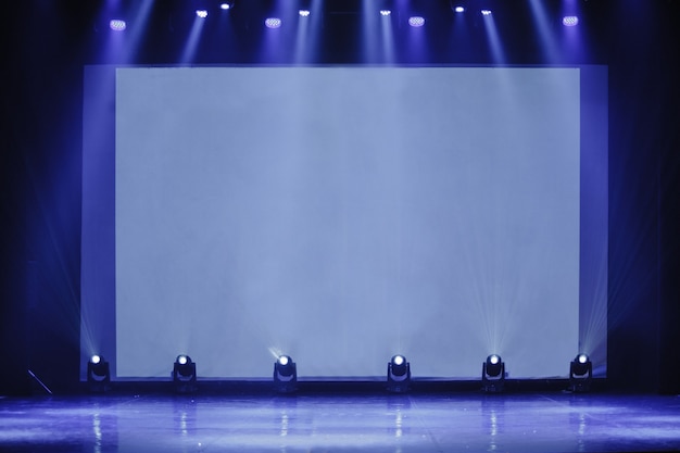 사진 프록토 화면이 있는 비즈니스 이벤트 빈 무대 빈 무대의 회의장