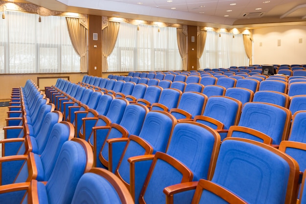 Sala conferenze con sedili blu