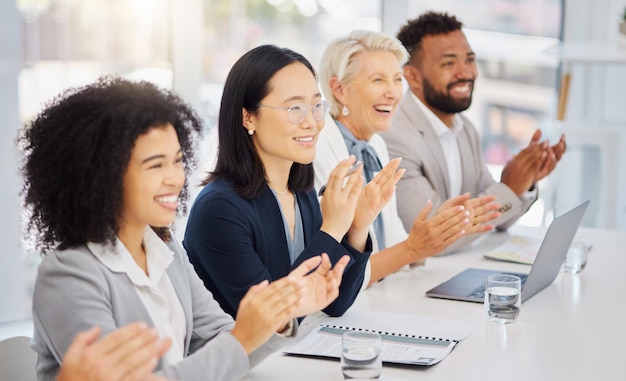 Foto conferentiepanel glimlach en zakenmensen applaus gefeliciteerd en blij met presentatie toespraak succes of prestatie management seminar evenement en diversiteitsteam klappen voor bedrijfsplan