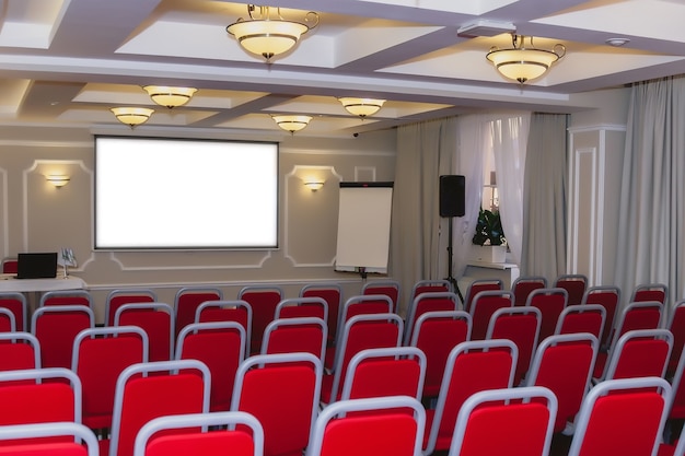 Conferentieruimte met rode stoelen