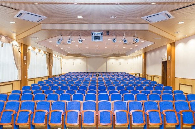 Conferentiezaal met blauwe stoelen