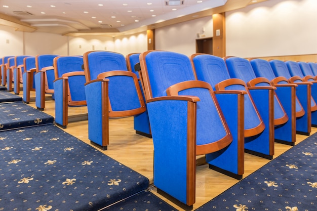 Conferentiezaal met blauwe stoelen