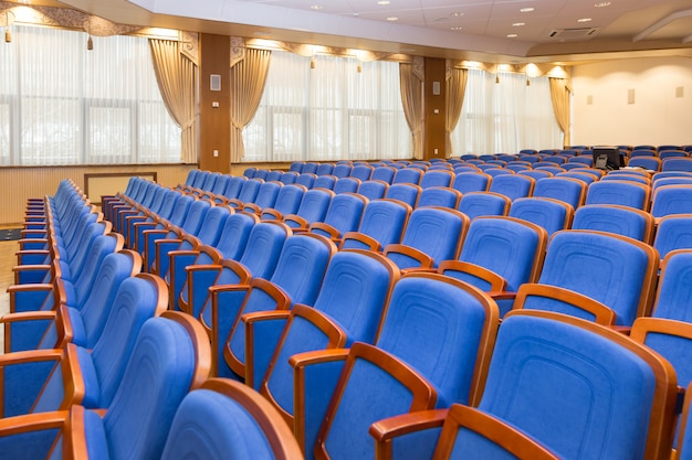 Conferentiezaal met blauwe stoelen