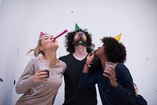 confetti-feestje gelukkige jongerengroep die oudejaarsavond viert terwijl je danst en thuis plezier hebt