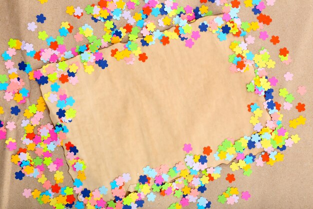 Confetti frame op oud papier