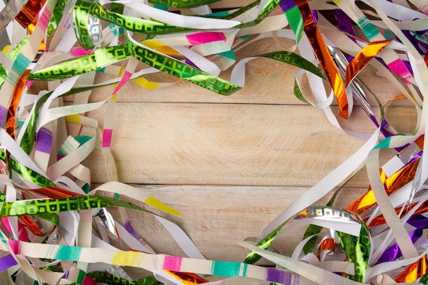 Confetti op de houten tafel abstracte achtergrond