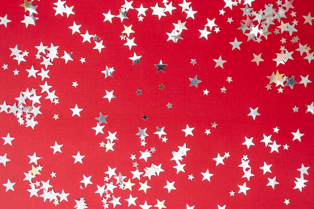 Confetti op rode achtergrond