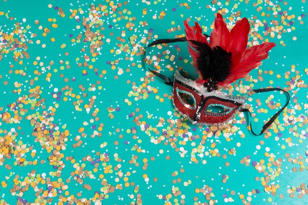 Foto confetti con elementi legati al carnevale e all'estate