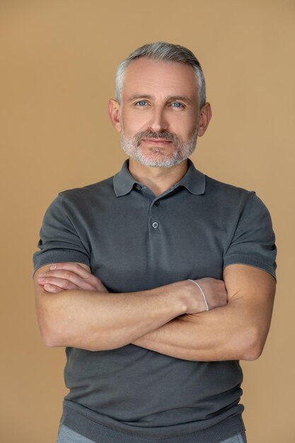 Photo confidence. confident man standing with his arms crossed