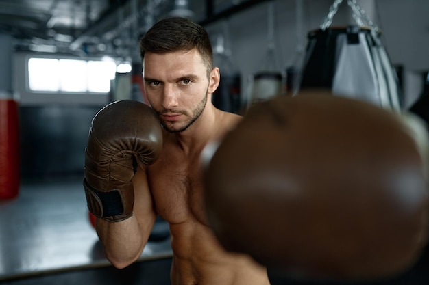 自信を持って男性ボクサーはスポーツ トレーニング ボクシング運動を行う