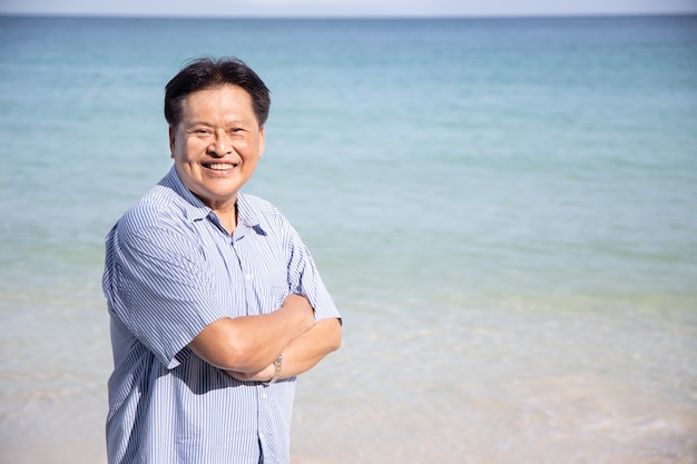 Photo confident asian middle age man with arms crossed gesture