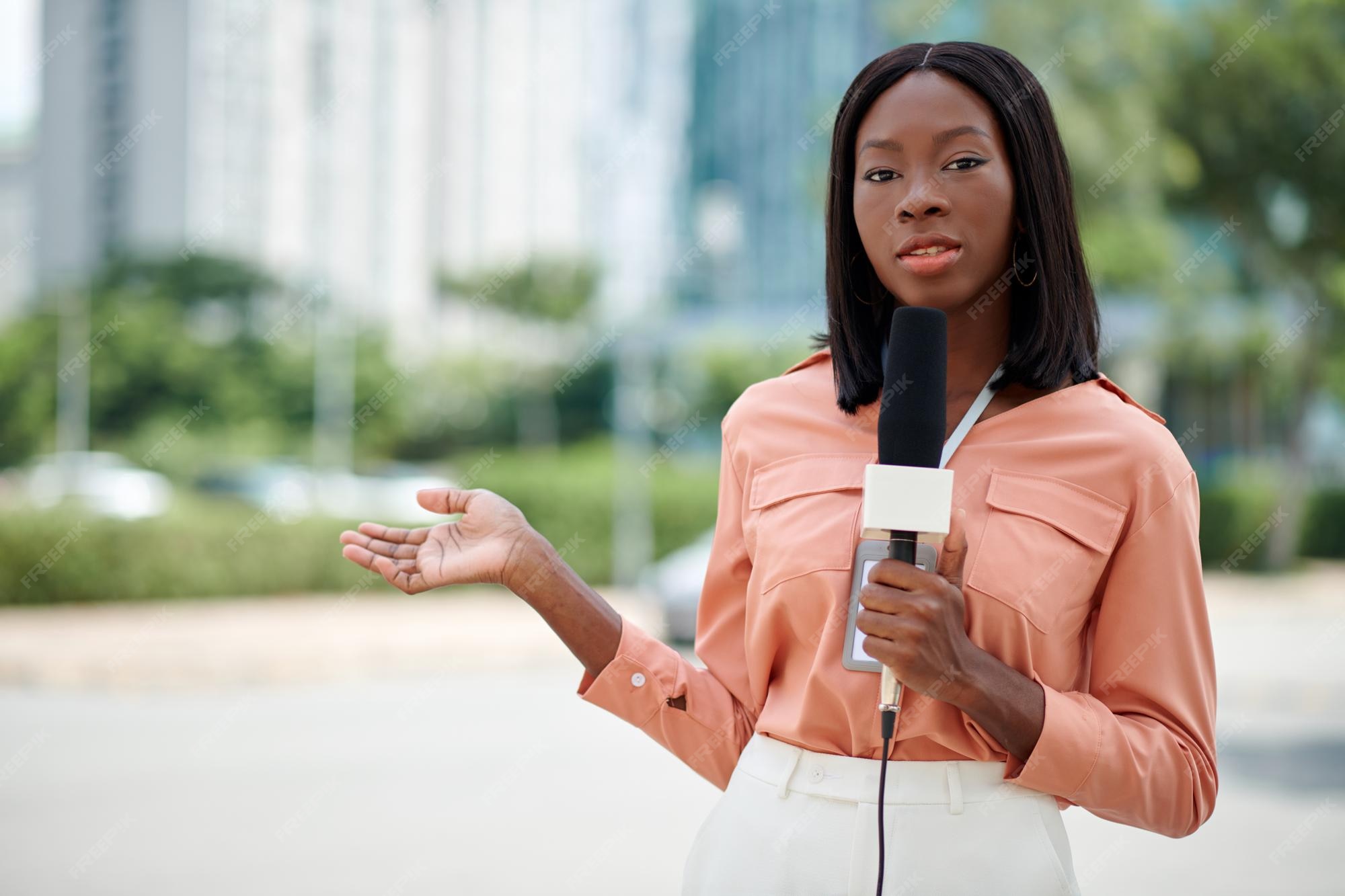 Premium Photo Confident Black journalist speaking in microphone