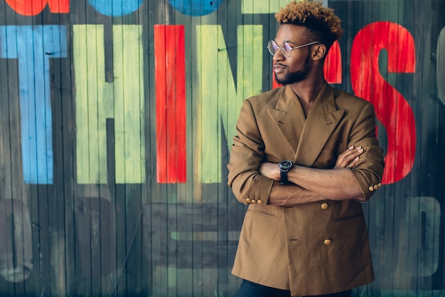 Photo confident black man at fence