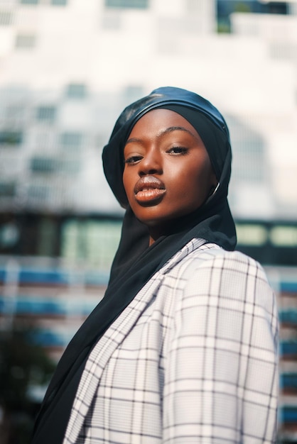 Photo confident black woman in traditional headscarf and formal wear