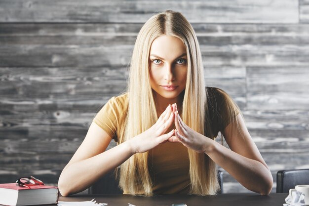 Photo confident blonde woman at workplace