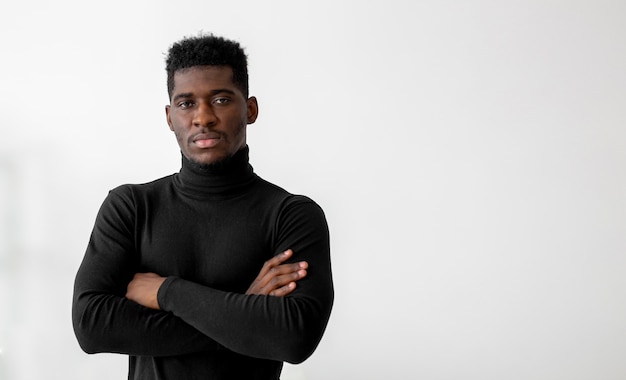 Photo confident business man with arms crossed