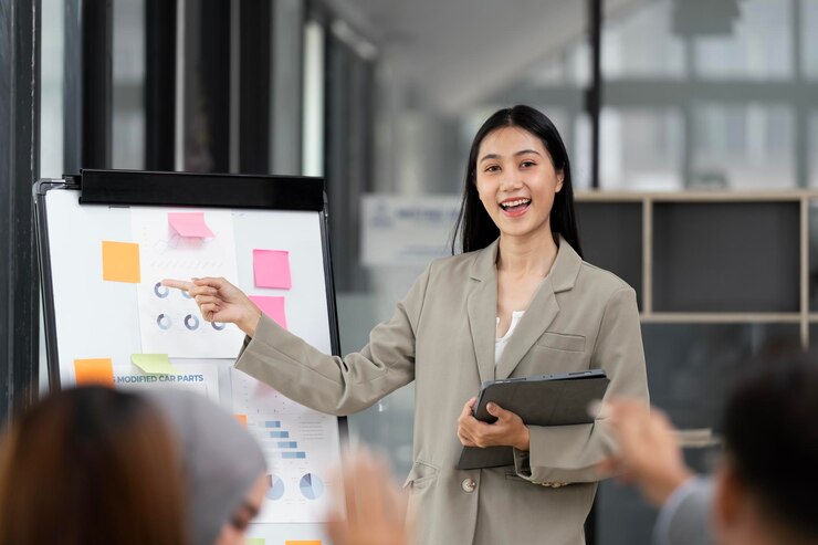 Photo 自信のあるビジネス女性が会社の前で立ちプロジェクトやアイデアを掲示板に提示しています