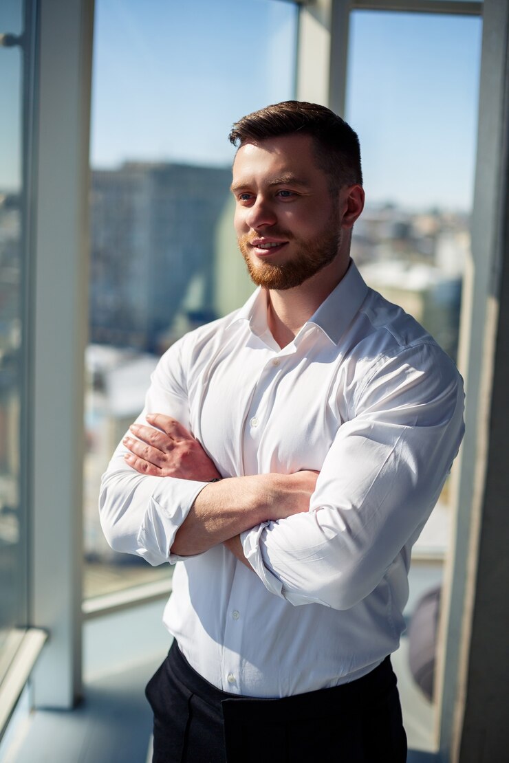 Photo confident businessman, boss man standing in modern office, successful leader, business owner thinking about future success, planning new opportunities