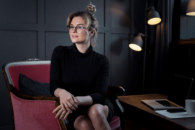 Photo confident businesswoman at the office looking away