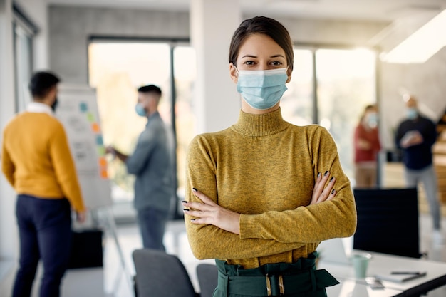 Photo confident businesswoman wearing protective face mask in the office