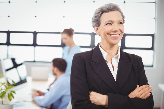 Photo confident businesswoman with colleague