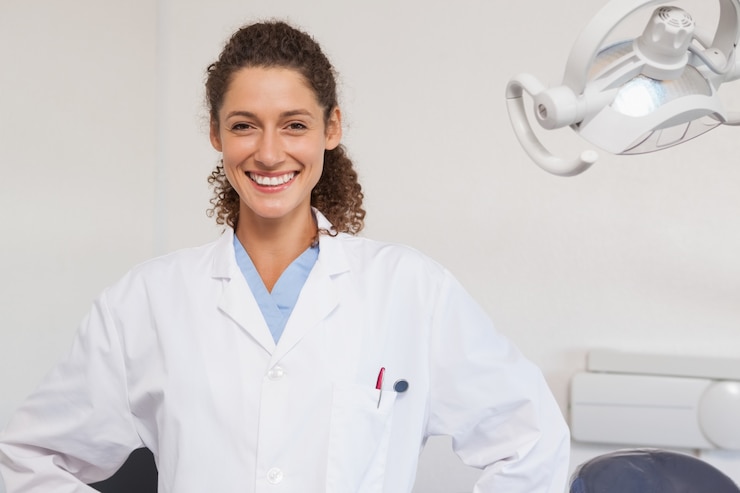 Photo confident dentist smiling at the camera 