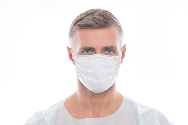 白で隔離される呼吸器マスクの自信のある医師。コロナウイルス肺炎のパンデミック。ウイルスワクチンと治療。コビッド19の広がり。ヘルスケア。コロナイグ免疫。男はサージカルマスクを着用します。