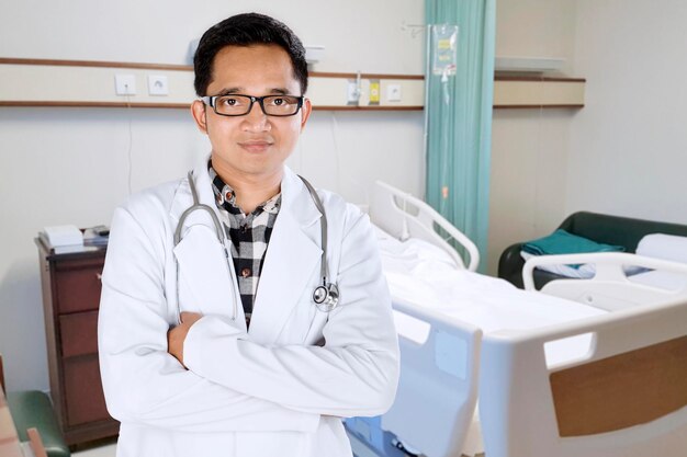 Photo confident doctor standing in patient room