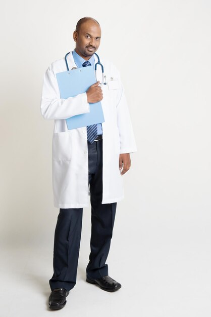 Photo confident doctor wearing lab coat standing against white background