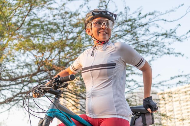 Photo confident female cyclist looking ahead outdoors