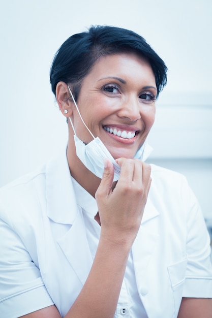 Уверенный женский стоматолог, улыбаясь
