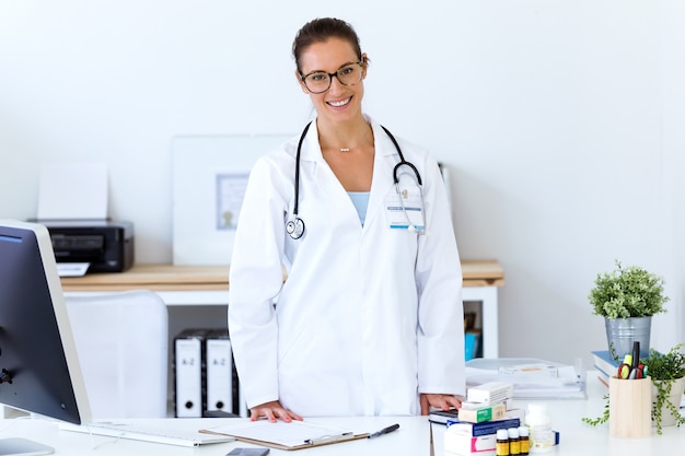 Photo confident female doctor in the office looking at camera.