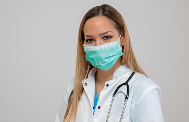 Medico femminile sicuro con la mascherina medica