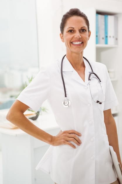 Foto medico femminile sicuro con lo stetoscopio all'ufficio medico