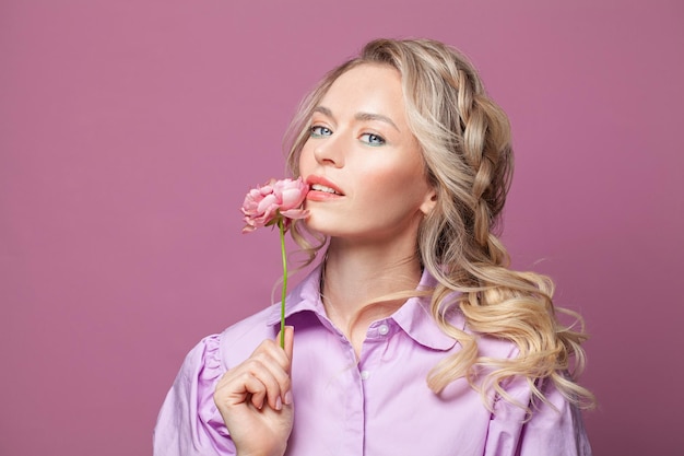 Foto donna amichevole e attraente su sfondo rosa.