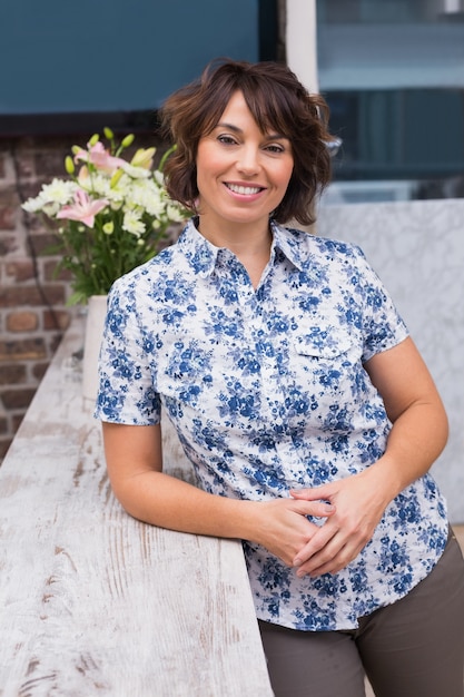 Photo confident hairdresser smiling at camera