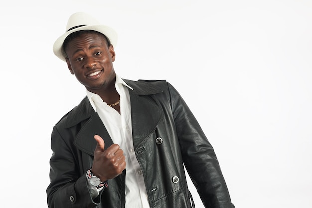 Photo confident happy young african american man