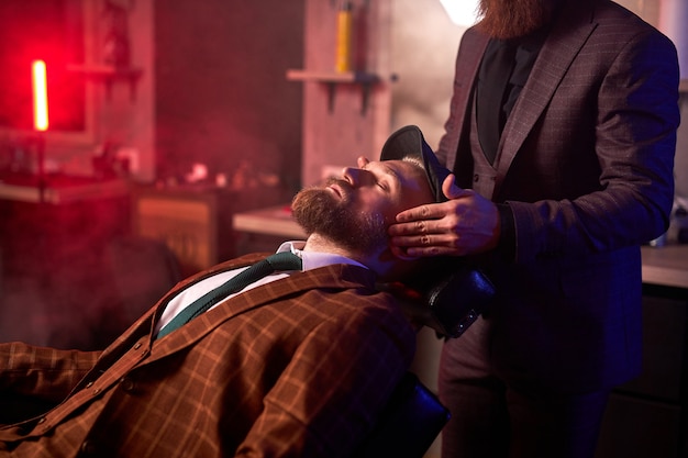 Photo confident male barber his client in the salon