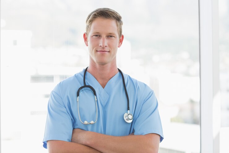 Photo confident male doctor looking at camera with arms crossed