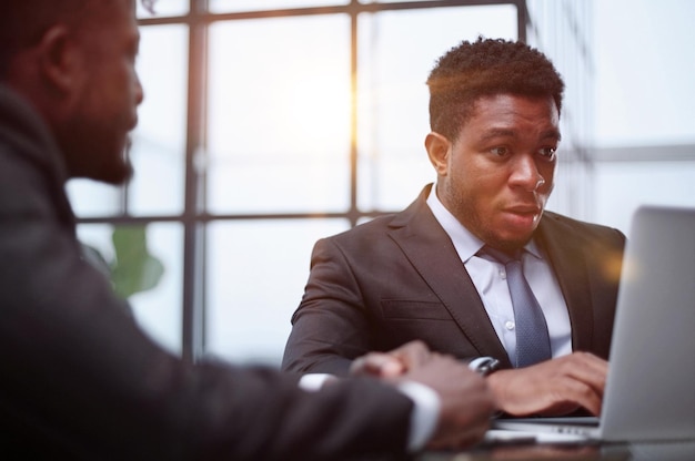 Photo confident male lawyer discussing project with businessman during office meeting