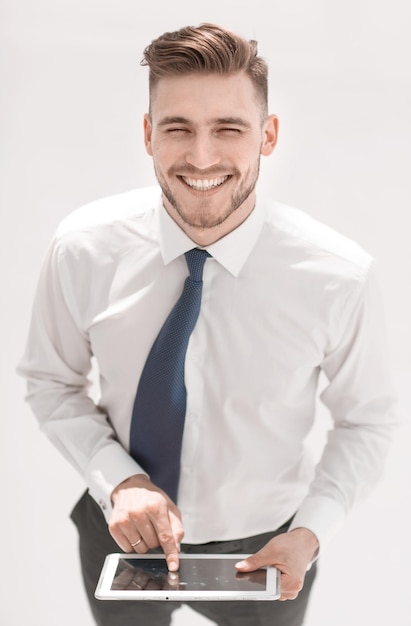 Photo confident man in shirt and tie with digital tablet